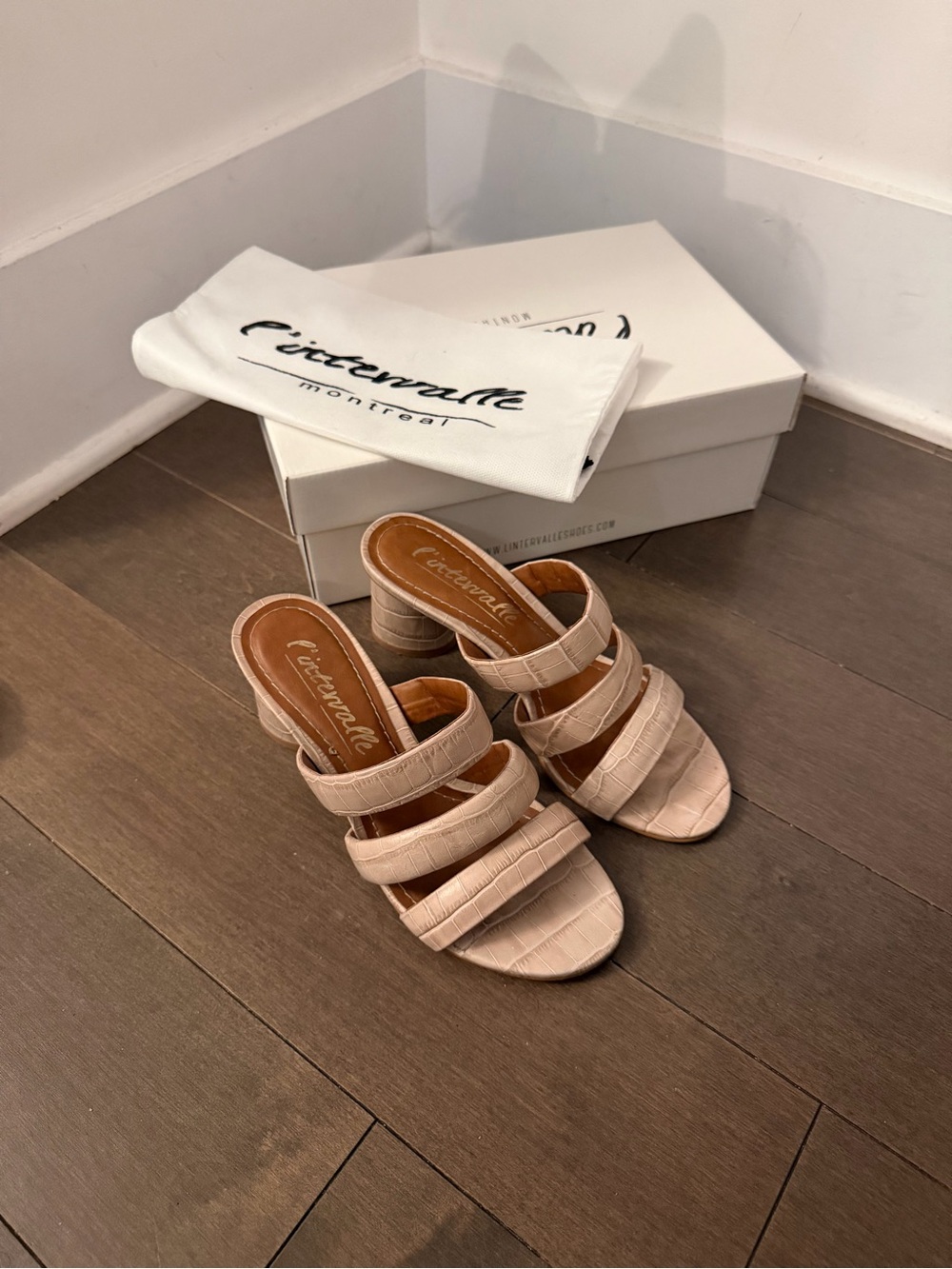 L'INTERVALLE Beige Croc-Embossed Triple-Strap Block Heel Mules